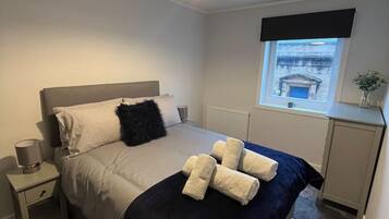 3 makuuhuonetta, silitysrauta/-lauta, vuodevaatteet