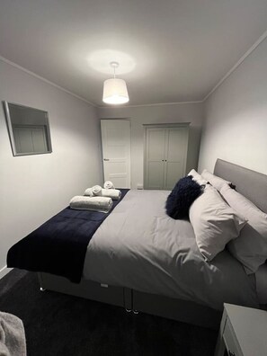 3 bedrooms, iron/ironing board, bed sheets