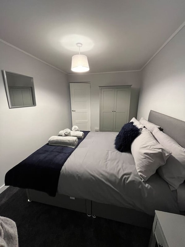 3 bedrooms, iron/ironing board, bed sheets