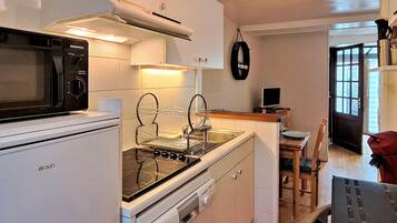 Een koelkast, een kookplaat, een vaatwasser