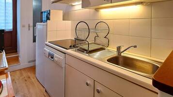 Een koelkast, een kookplaat, een vaatwasser