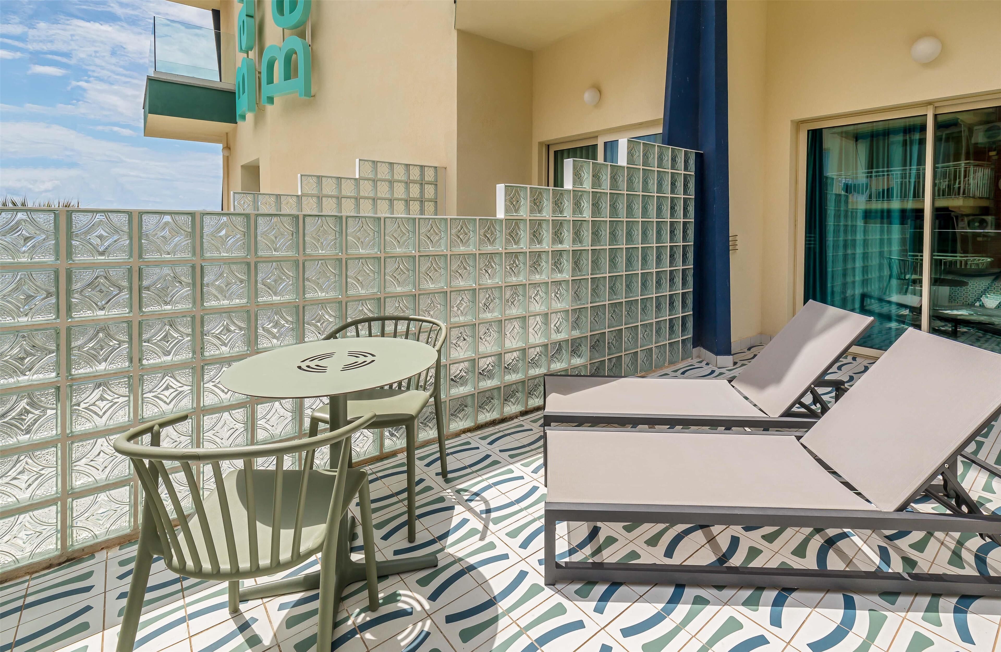 Deluxe tweepersoonskamer (Side Sea View) | Een kluis op de kamer, een strijkplank/strijkijzer, gratis wifi