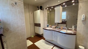 Een douche, een haardroger, handdoeken