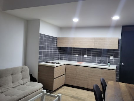 Refrigerador con freezer, cafetera/tetera, licuadora, plancha de cocina