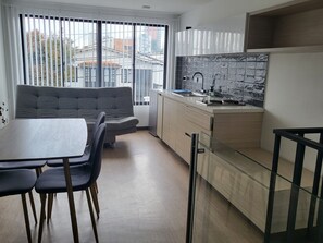 Basic Duplex, 1 Katil Ratu (Queen) dengan Katil Sofa (#7 Comodo Duplex) | Ruang tamu | 43 inci sebuah televisyen pintar dengan kabel, TV