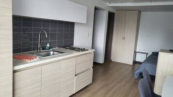 Departamento básico, 1 cama Queen size y sofá cama (#6 Lindo) | Cocina privada | Refrigerador con congelador, cafetera y tetera y licuadora