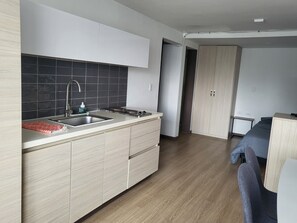 Basic-Apartment, 1 Queen-Bett und Schlafsofa (#6 Lindo) | Eigene Küche | Großer Kühlschrank, Wasserkocher mit Kaffee-/Teezubehör, Mixer