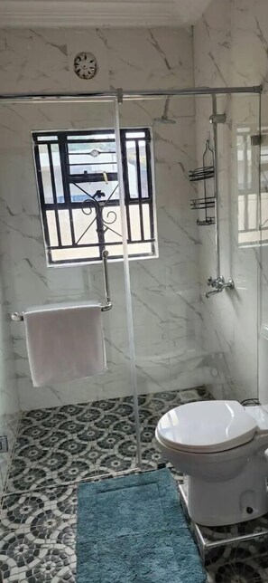 Shower, towels, soap, shampoo - Charming Lake View House in Kikopey, Gilgil (Gilgil)