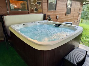 Outdoor spa tub - Fenced BigYard+Playground•Toys •HotTub•Arcade•Pets• Private location (Sevierville)