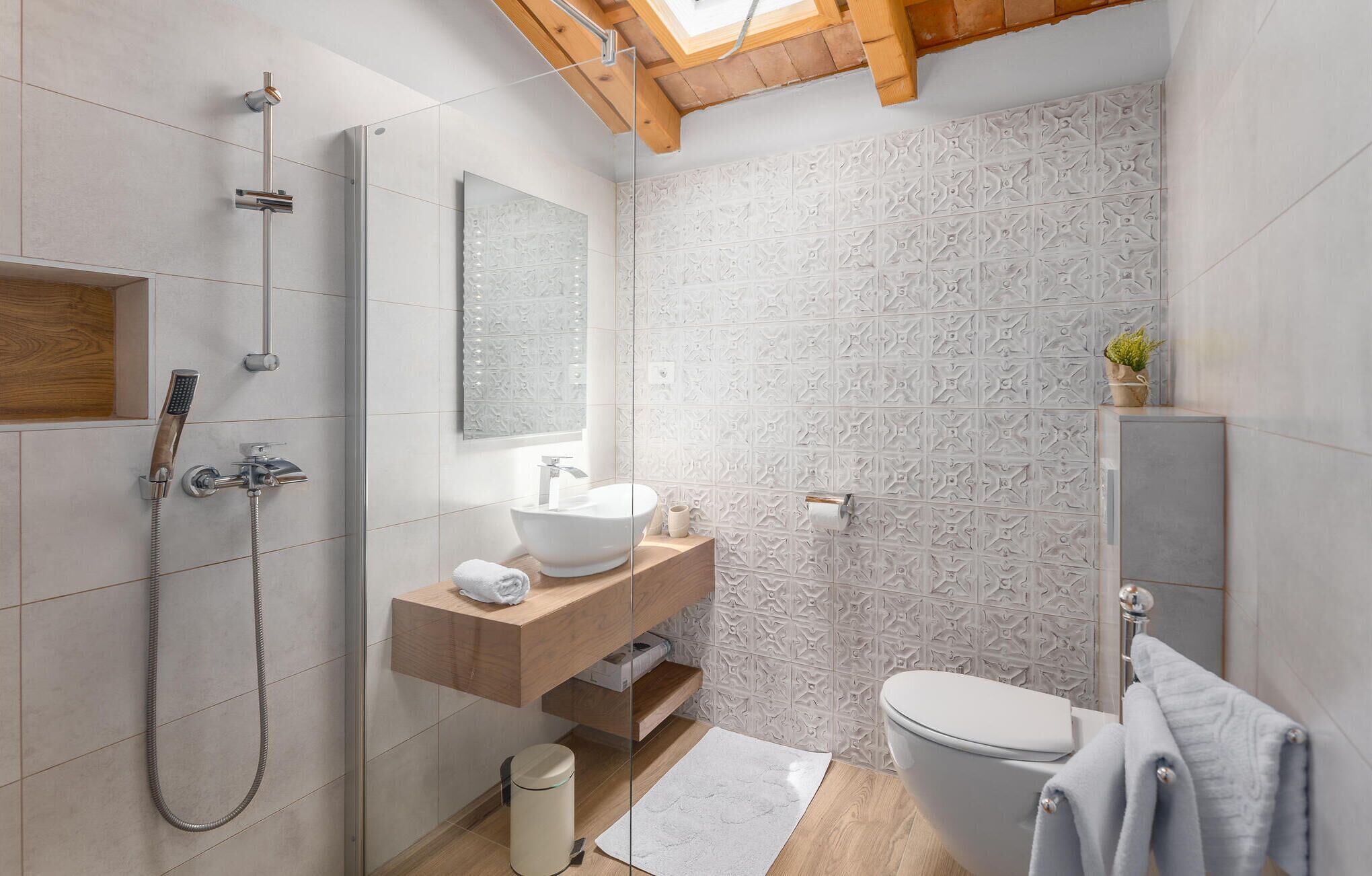 Une salle de bain moderne équipée d’une douche, de toilettes et d’un lavabo.