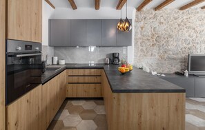 Fridge, oven, stovetop, dishwasher