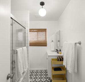 Hair dryer, towels, soap, shampoo - Central Phx Kid/Pet friendly home next to Banner Hospital & Historic Coronado (Phoenix)