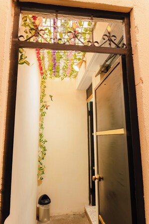 Basic Single Room | Free WiFi, bed sheets - Gold House (Guatemala City)