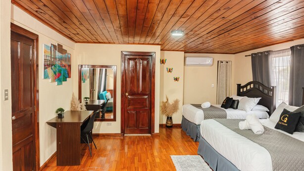 Grand Triple Room - Gold House (Guatemala City)