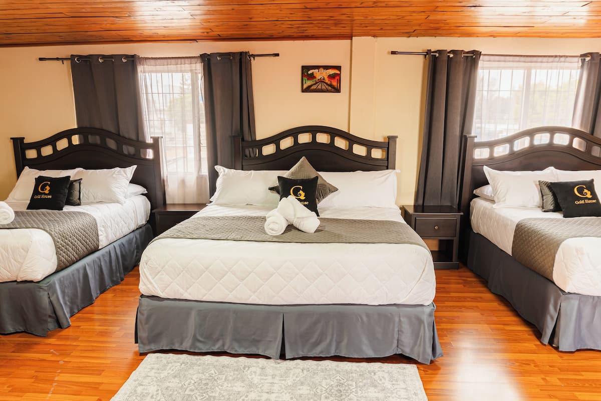 Grand Triple Room | WiFi (free), bed sheets