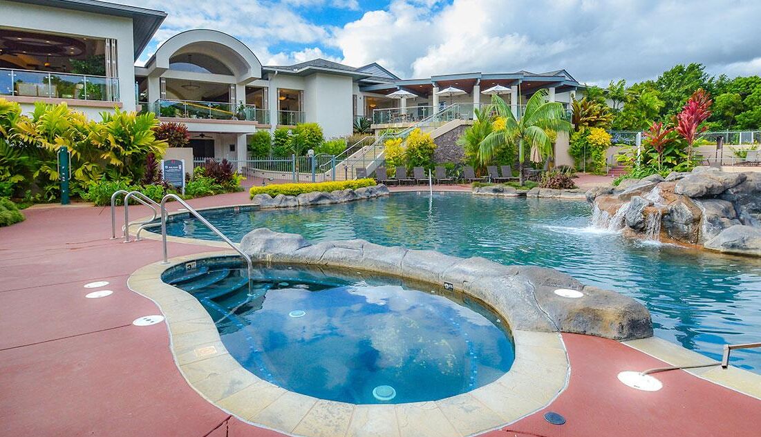 Una piscina al aire libre, una piscina climatizada