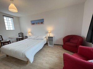 1 chambre, fer et planche à repasser