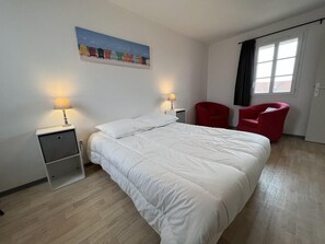 1 habitación y tabla de planchar con plancha 