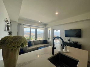 Smart TV -
Oasis @ Black Mountain - Only 25 mins to Big White (Kelowna)