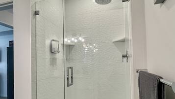 Douche, sèche-cheveux, serviettes fournies, savon