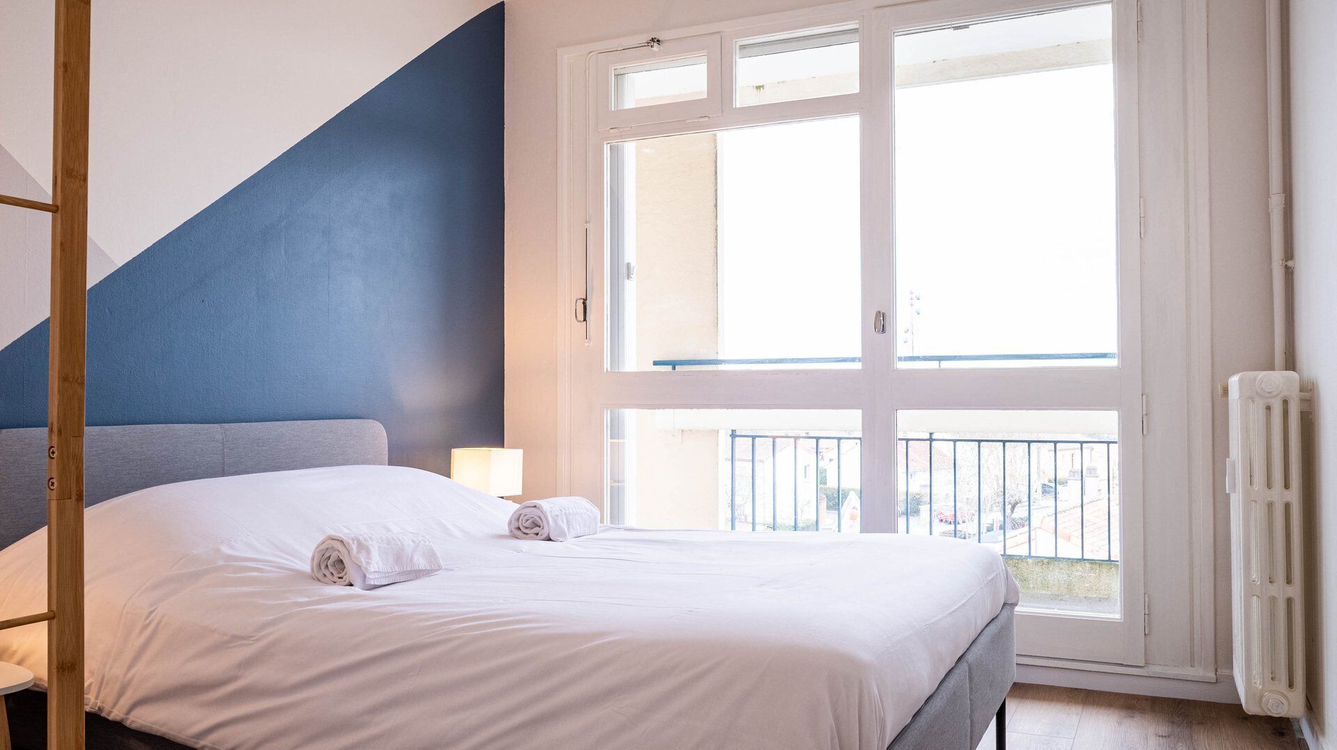 1 bedroom, desk, internet, bed sheets