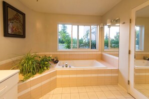 Dusche, Whirlpool, Haartrockner, Handtücher