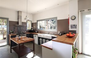 Fridge, oven, stovetop, dishwasher - Beautiful home in Montbrison-Sur-Lez (Montbrison-Sur-Lez)