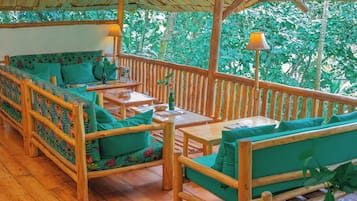 2 Bars/Lounges