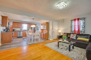 Interior - Deck & Grill: Convenient Home in Hummelstown (Hummelstown)