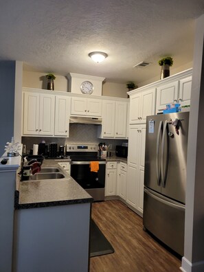 Private kitchen - New Townhome Masters ready Downtown (Augusta)