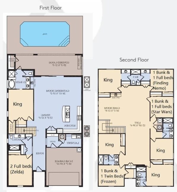 Een plattegrond van een hotel met twee verdiepingen. De eerste verdieping omvat een ruime woonkamer, een keuken, een eetruimte en een badkamer. De tweede verdieping heeft meerdere kamers met verschillende bedopstellingen en een klein balkon.