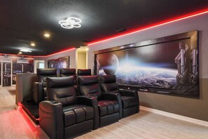 Interior - 10BR w Frozen~Space Themed Rooms & Marvel Gameroom (Davenport)