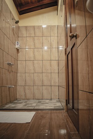 Panoramic cabin, mountain view Tucan Room | Bathroom | Towels, soap, shampoo, toilet paper - Arenal Descanso (La Fortuna)