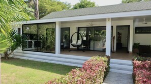 Familienvilla | Hochwertige Bettwaren, Betten mit Memory-Foam-Matratzen, Zimmersafe