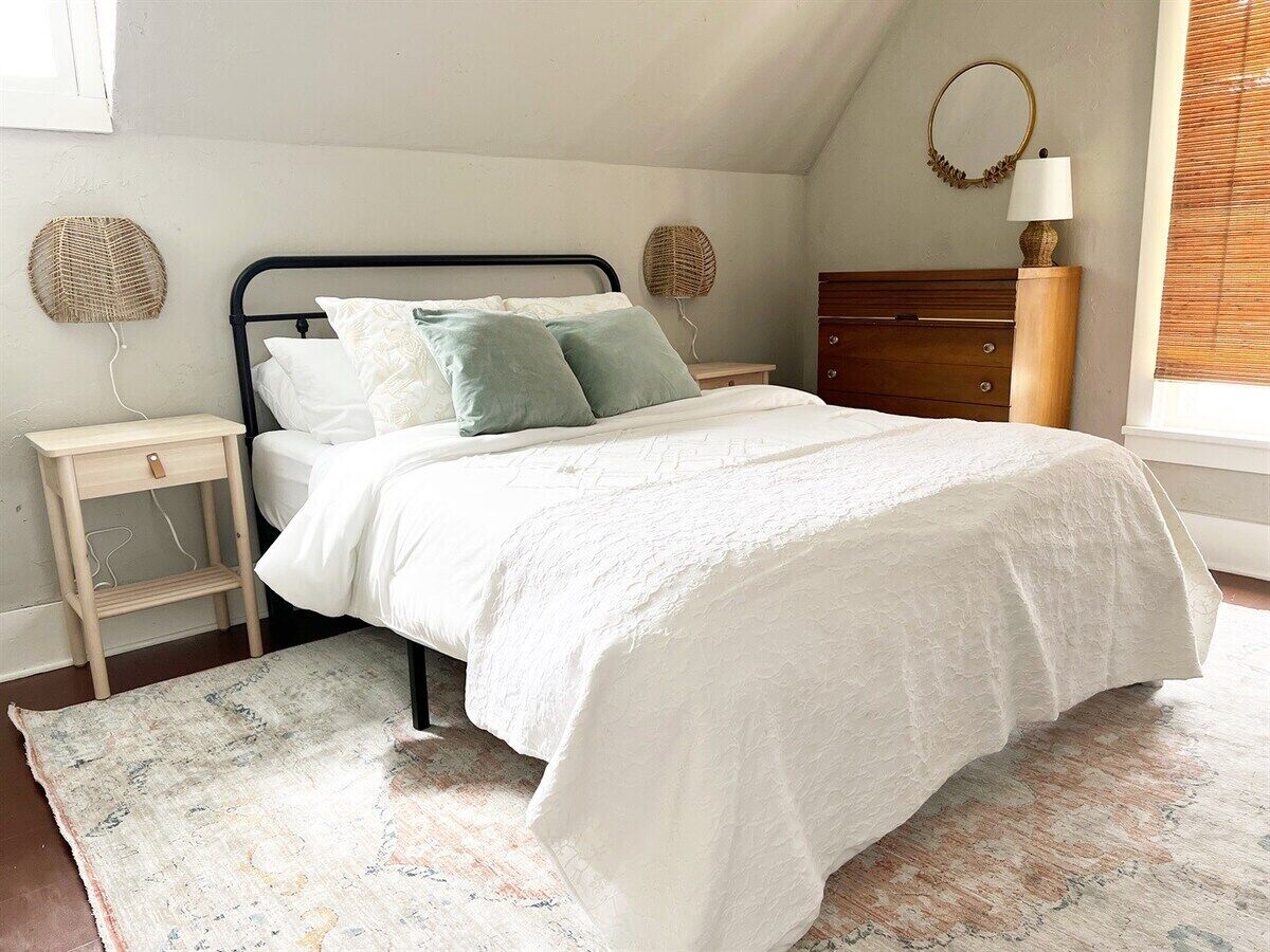 6 Schlafzimmer, Schreibtisch, Bügeleisen/Bügelbrett, Reisekinderbett