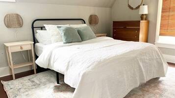 6 Schlafzimmer, Schreibtisch, Bügeleisen/Bügelbrett, Reisekinderbett