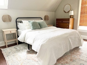 6 bedrooms, desk, iron/ironing board, travel crib