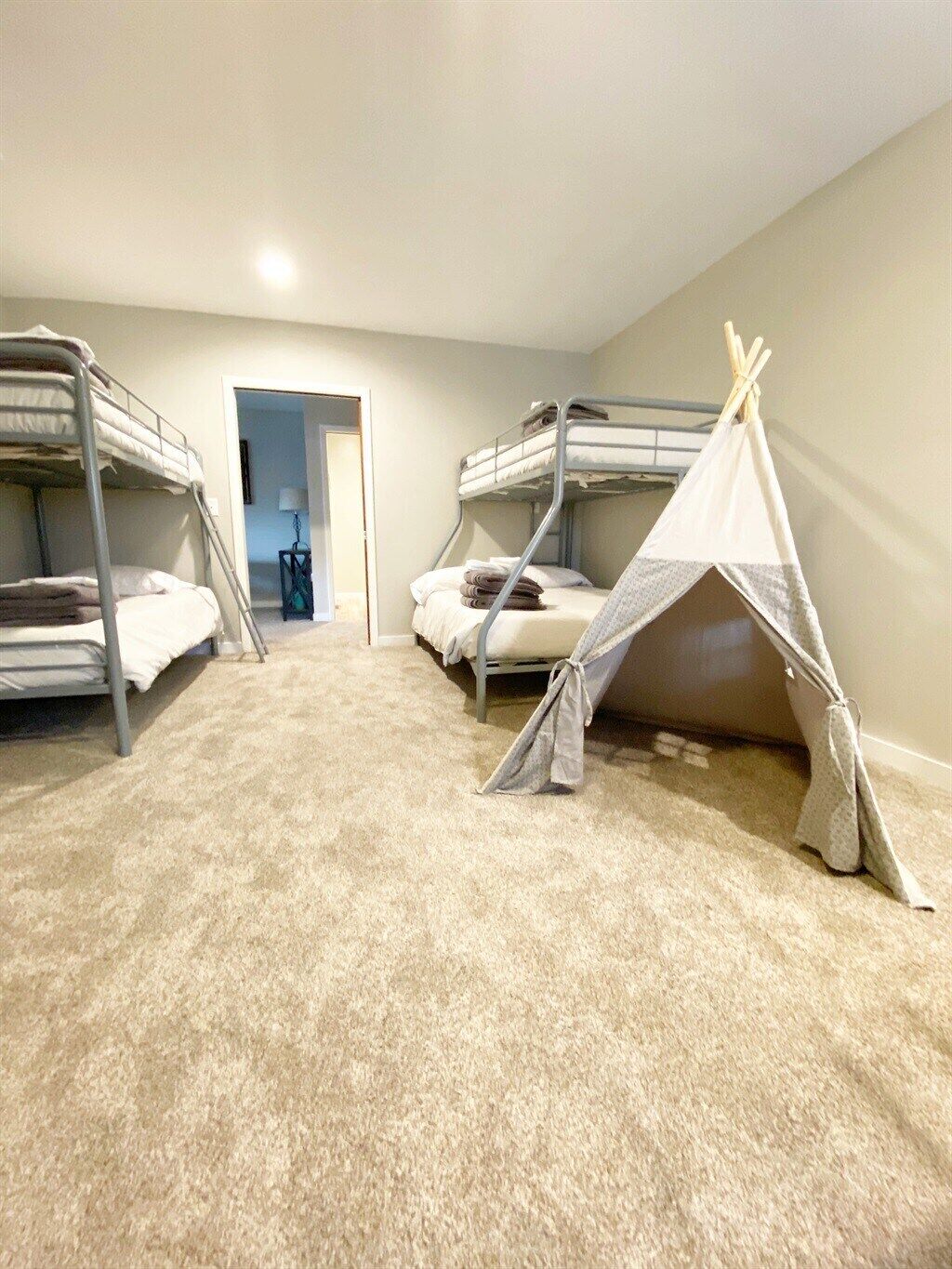 6 dormitorios, escritorio, tabla de planchar con plancha y cuna de viaje