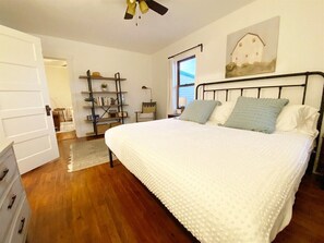 6 soverom, skrivebord, strykejern/-brett og reiseseng for barn