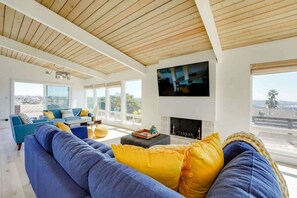 TV, fireplace - Endless Views Beautiful mid-century home (San Diego)