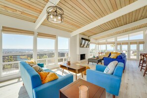 Televisión, chimenea y tenis de mesa 