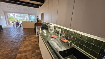 Réfrigérateur, four, lave-vaisselle, cafetiÚre/bouilloire