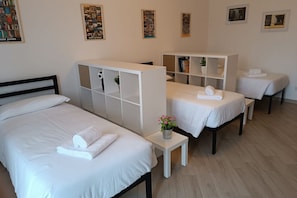 1 dormitorio, tabla de planchar con plancha, wifi y ropa de cama