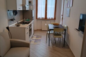 Fridge, oven, stovetop, cookware/dishes/utensils - Bnbook Residenza Lo Scoiattolo (rho)