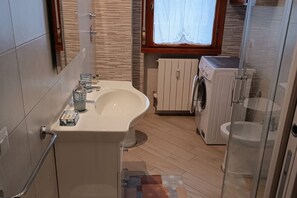 Shower, hair dryer, bidet, towels - Bnbook Residenza Lo Scoiattolo (rho)