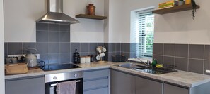 Fridge, microwave, oven, stovetop - The Workshop - sleeps 2+1 guests  in 1 bedroom. Set in a stunning AONB in Kent (Elham)