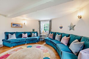 Smart TV, fireplace, table football, books - Court Lodge is a substantial and picturesque twin roundel oast house set in pretty gardens within th (Heathfield)