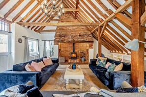 Smart TV, fireplace, foosball, books - Court Lodge is a substantial and picturesque twin roundel oast house set in pretty gardens within th (Heathfield)