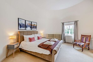 5 bedrooms, free WiFi, bed sheets - Court Lodge is a substantial and picturesque twin roundel oast house set in pretty gardens within th (Heathfield)