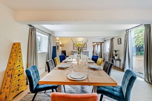 Dining - Court Lodge is a substantial and picturesque twin roundel oast house set in pretty gardens within th (Heathfield)